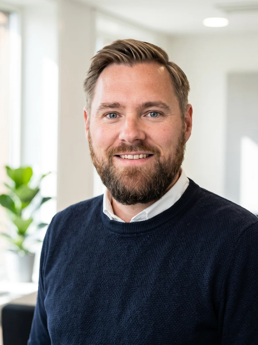 Rådgiver fra 3Dindustriprint i et lyst kontor, klar til en snak om din opgave